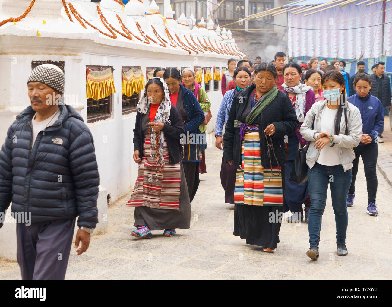 Buddhistische Pilger, die kora Um den Boudhanath Stupa, Kathmandu, Nepal. Stockfoto