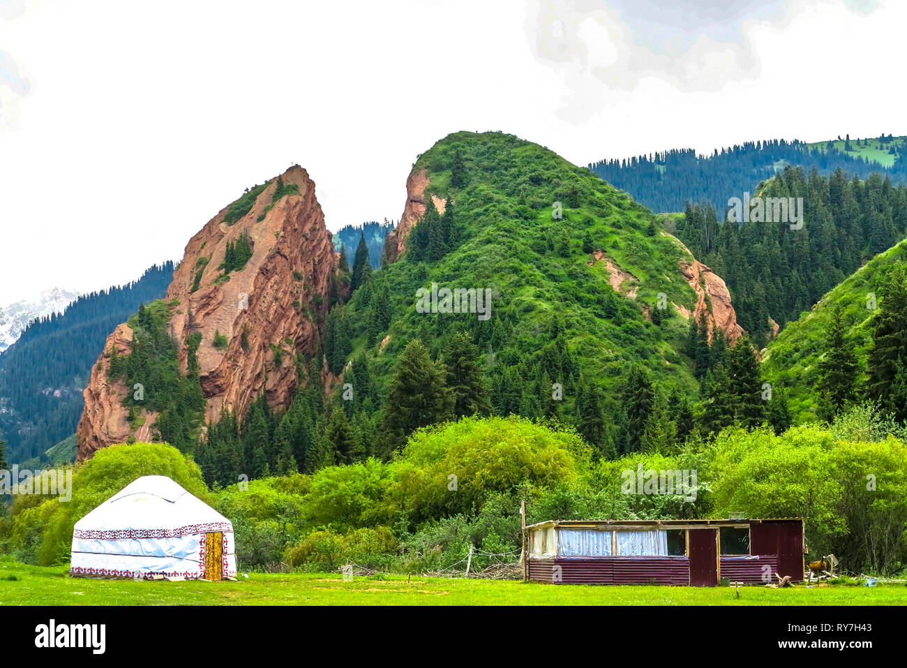 Jeti Oguz Resort Landschaft mit gebrochenen Herzen Rock Terskey Ala zu Bergkette Jurtencamp Stockfoto