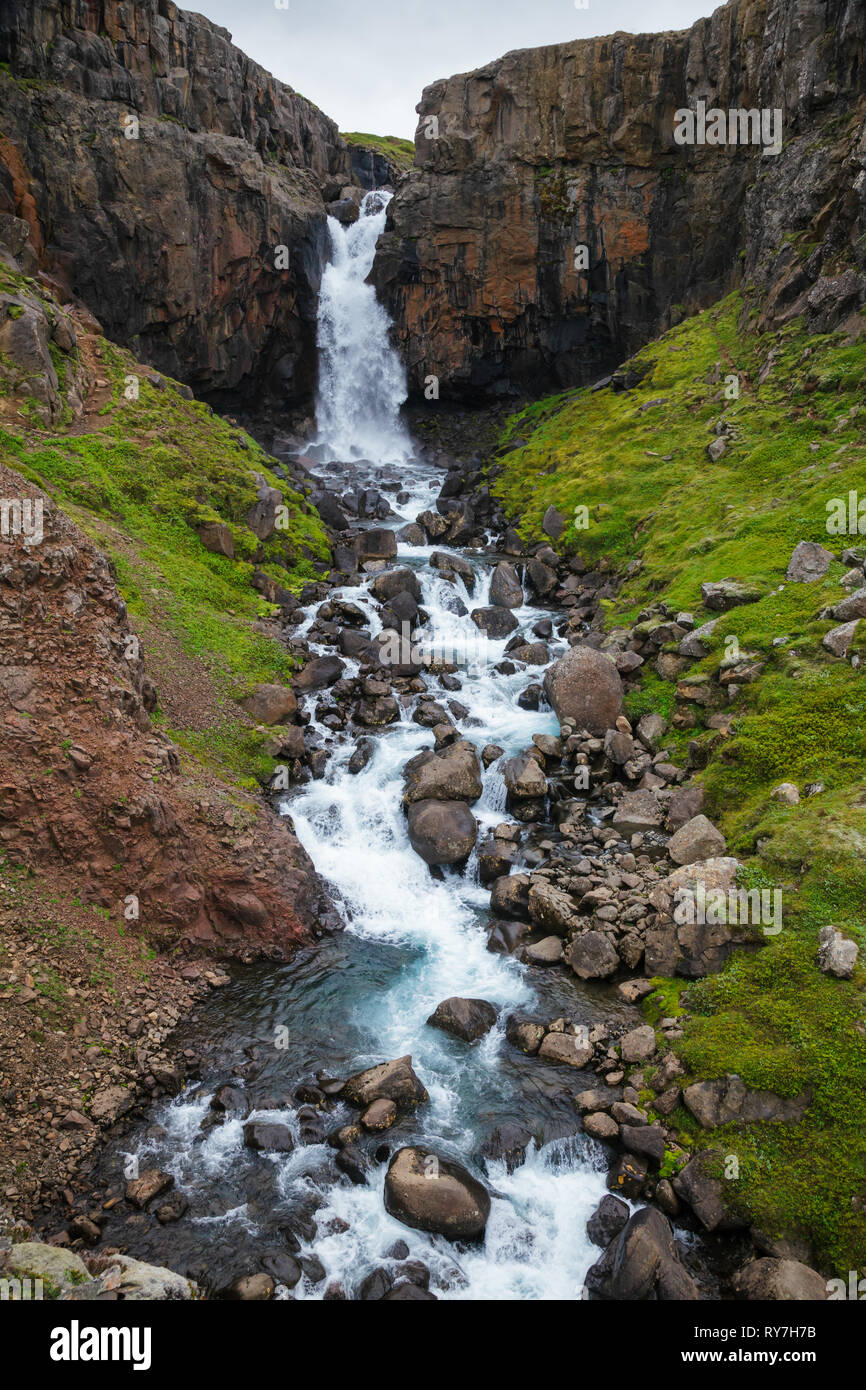 Kleine malerische Fardagafoss Wasserfall in der Nähe von Egilsstaðir im Osten Islands, Skandinavien Stockfoto