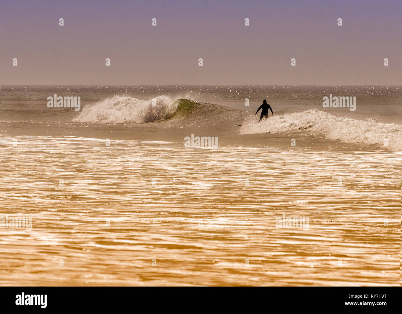 Ein surfer Fänge eine Welle von Refugio State Beach, Goleta, CA, USA. Stockfoto