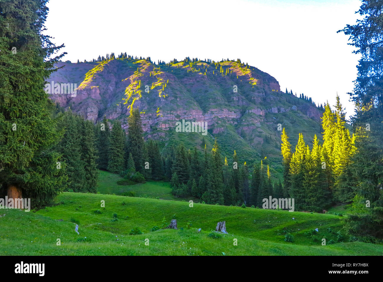 Karakol Schlucht Resort mit Landschaft Schnee bedeckte Bergkette Terskey Ala zu Stockfoto