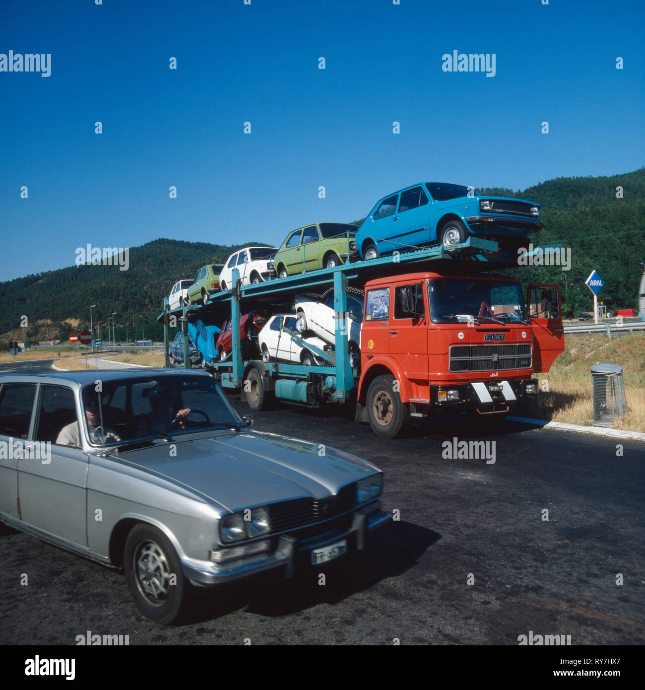 Autolastwagen neben einem Ford Mustang, 1970er. Auto Lkw neben einem Ford Mustang, 1970 s Stockfoto