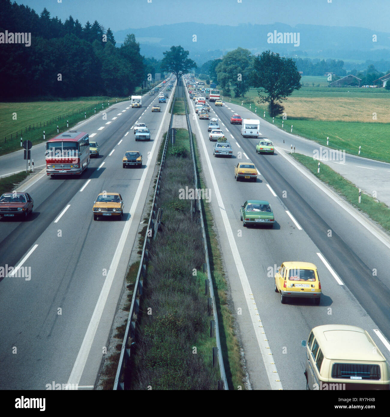 Geregelter Verkehr auf einer deutschen Autobahn, Deutschland 1970er.  Geregelten Verkehr auf einer deutschen Autobahn, Deutschland 1970 s  Stockfotografie - Alamy