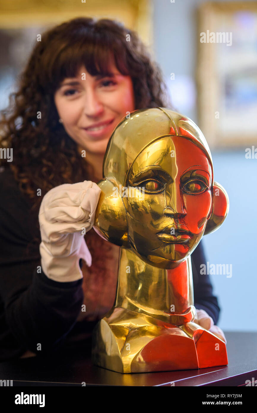 Lyon und Turnbull Galerie Manager Arianna Pedrazzoli mit der bronze Büste von eastre (Hymnus an die Sonne), die geschätzten £ 30000-50000 von John Duncan Fergusson, die in Ihrer Ausstellung in ihre Glasgow Auktionshaus erscheint die "Auld Alliance" zwischen Schottland und Frankreich zu feiern. Stockfoto