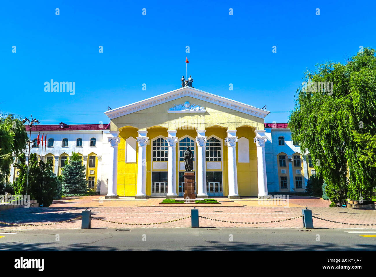 Bischkek, der Kirgisischen Staatlichen Universität mit Jusup Balasagyn Statue Stockfoto