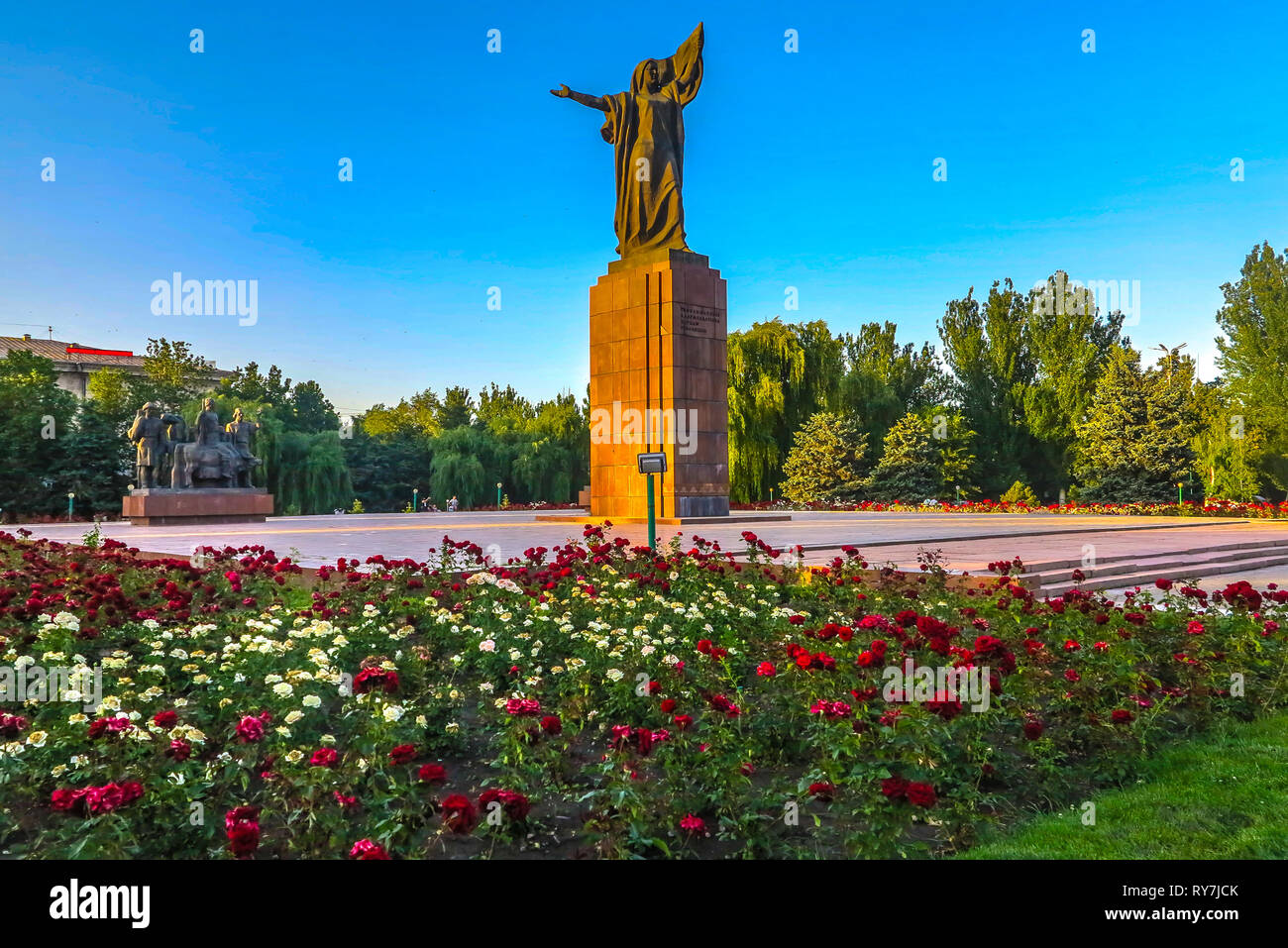 Bischkek Revolution Kämpfer Denkmal öffentlichen Park bei Sonnenuntergang Stockfoto