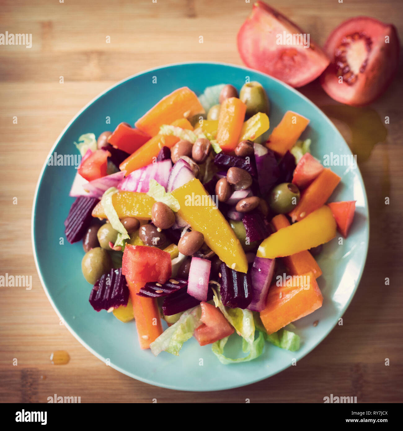 Bunte vegane kleine Platte Salat mit Retro-vsco-Filter auf einem Holzbrett. Veganuary Stockfoto