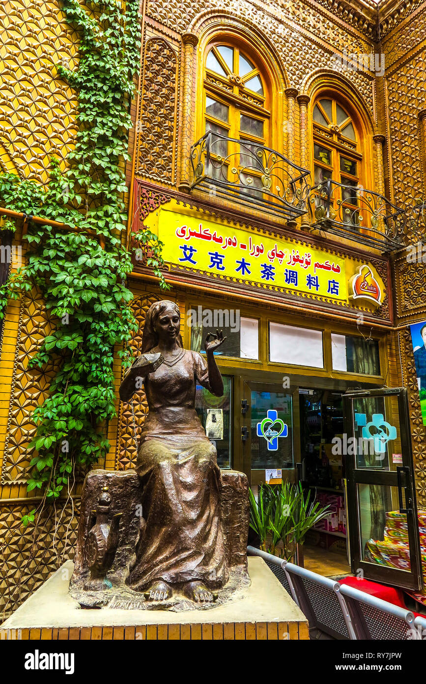 Kashgar Altstadt uigurischen Basar Market Street Frau Statue vor der Apotheke Stockfoto