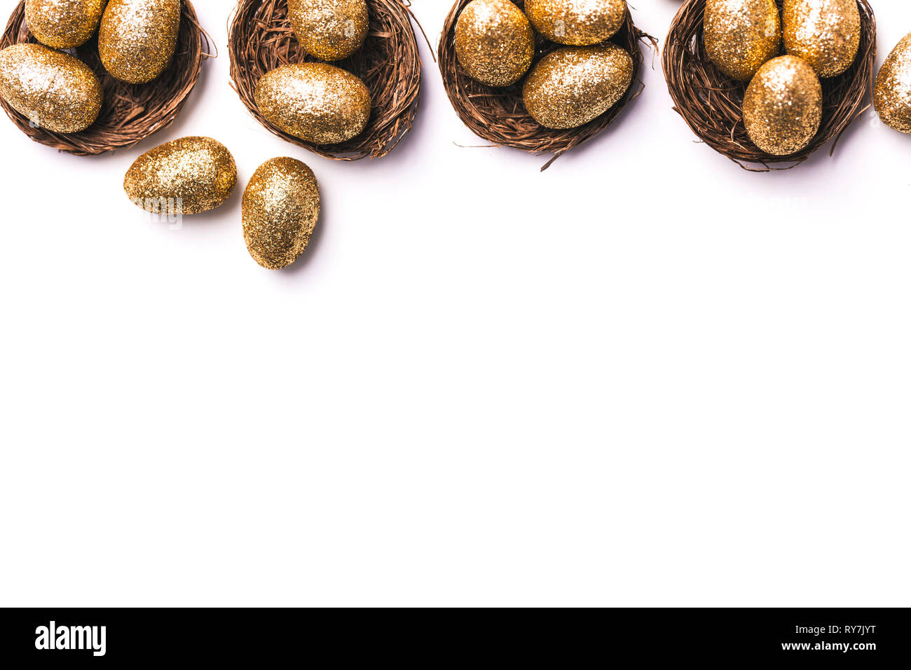 Golden glitter Eier in ein Nest. Ostern Hintergrund. Finanzen Konzept Stockfoto