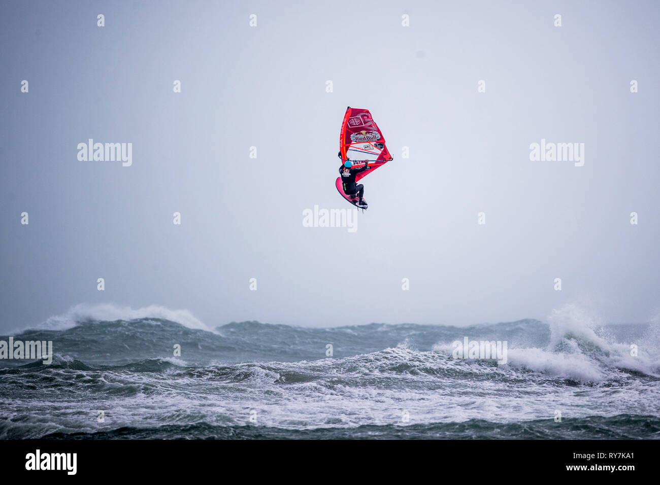 Ein Windsurfer während der Red Bull Storm Chase Challenge an Magheraroarty in Co.donegal vor Sturm Gareth. Stockfoto