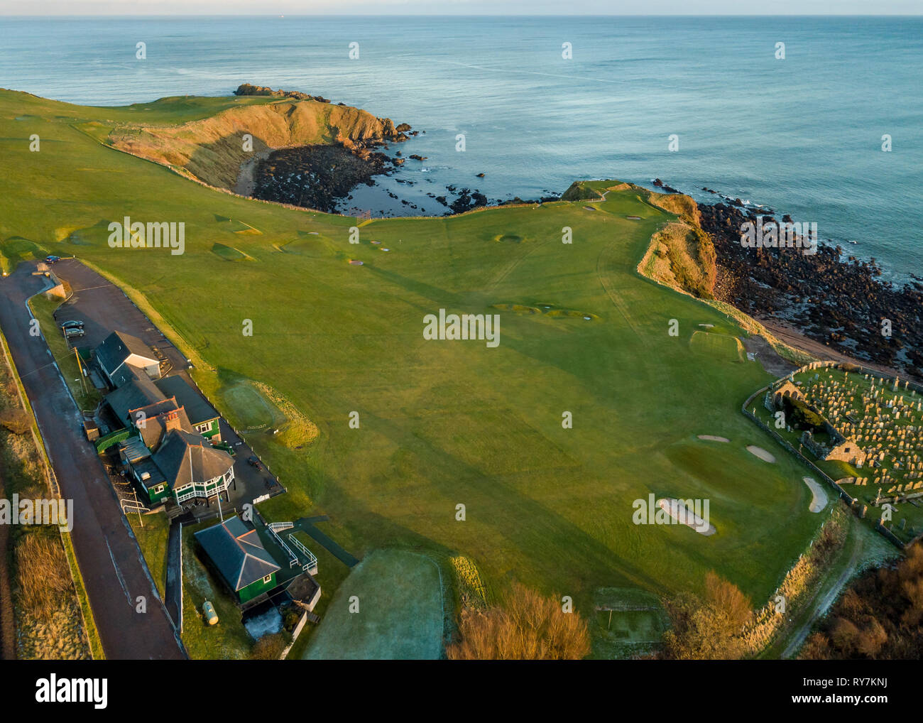 Eine Luftaufnahme von Stonehaven Golf wie die Sonne beginnt zu setzen, Aberdeenshire, Schottland Stockfoto