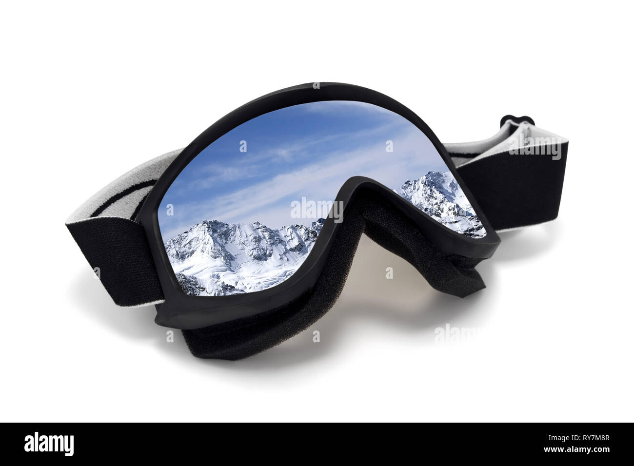 Skibrille mit Reflexion der Winter mit Schnee bedeckten Bergen. Auf weissem Hintergrund Stockfoto