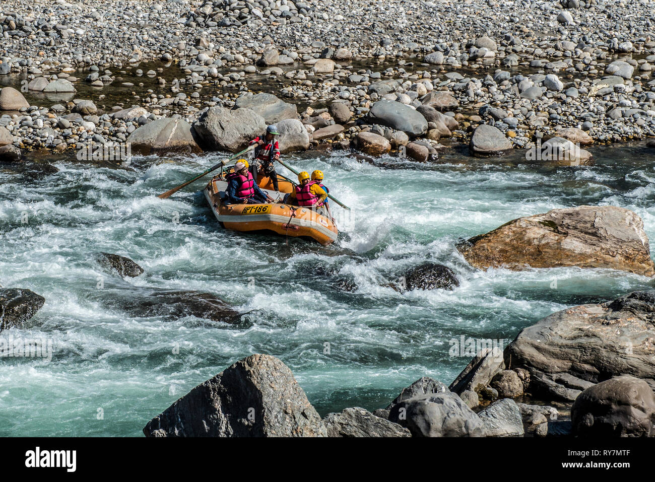 Indien, KULLU, 2015-10-23: Rafting auf dem Fluss Beas in Kullu Tal in Himachal Pradesh verspricht Spaß und Spannung Stockfoto