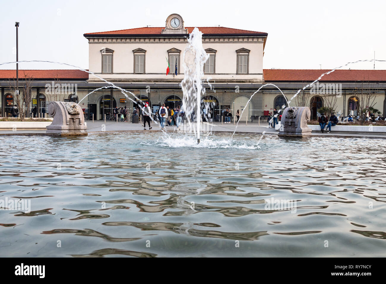 BERGAMO, Italien - 20. FEBRUAR 2019: die Menschen in der Nähe von Brunnen auf Platz Piazzale Guglielmo Marconi, vor dem Gebäude der Bahnhof in der unteren Stadt o Stockfoto