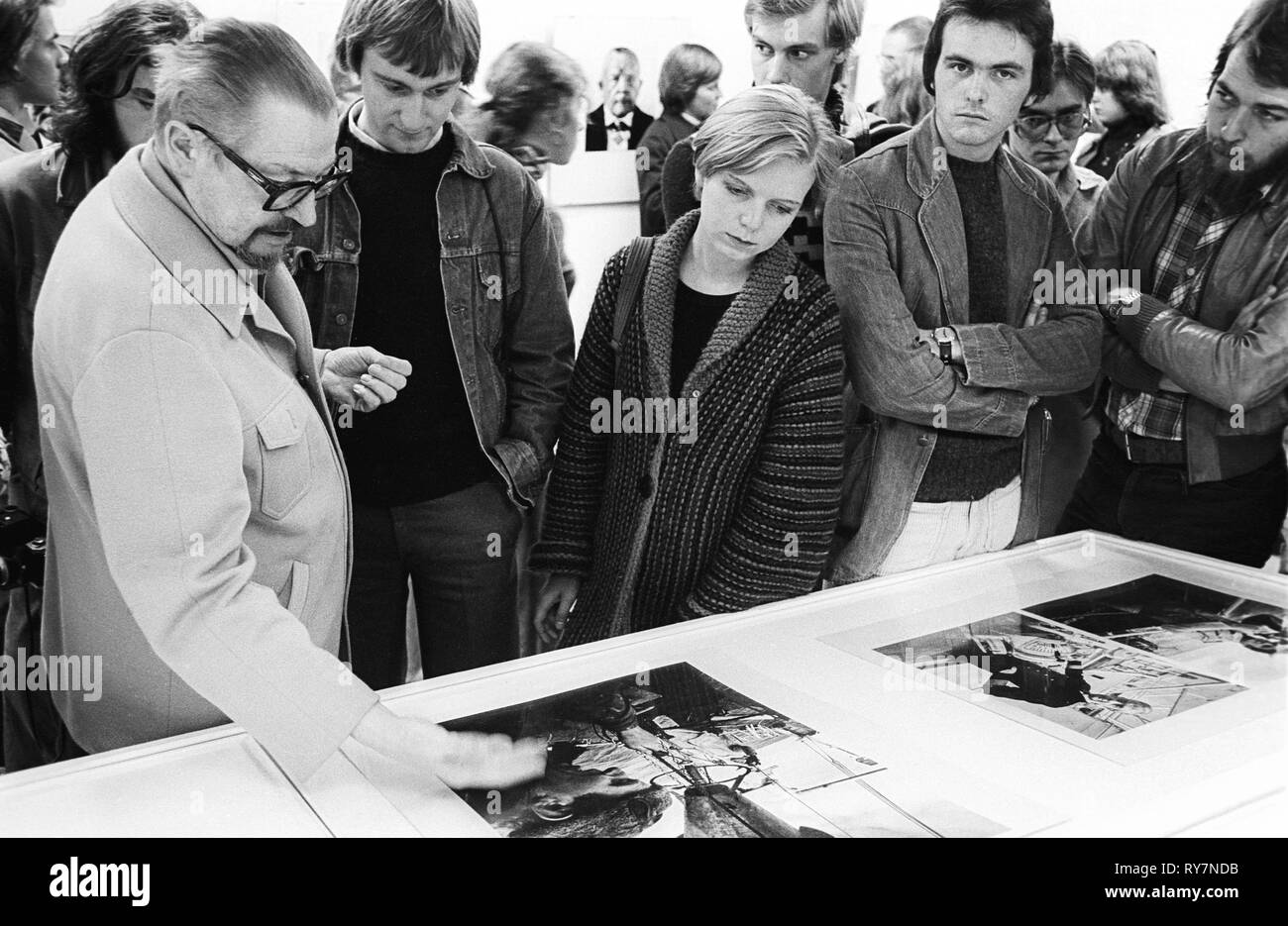 Professor Otto Steinert (links) bei einer Fotoausstellung mit Porträts machte er, Bild aufgenommen 1976. Professor Otto Steinert (geboren 12. Juli 1915, Tod 3. März 1978) war einer der wichtigsten Lehrer für Moderne Fotografie und Bildjournalismus und lehrte von 1959 bis zu seinem Tod an der Folkwangschule für Gestaltung in Essen, Deutschland. Stockfoto