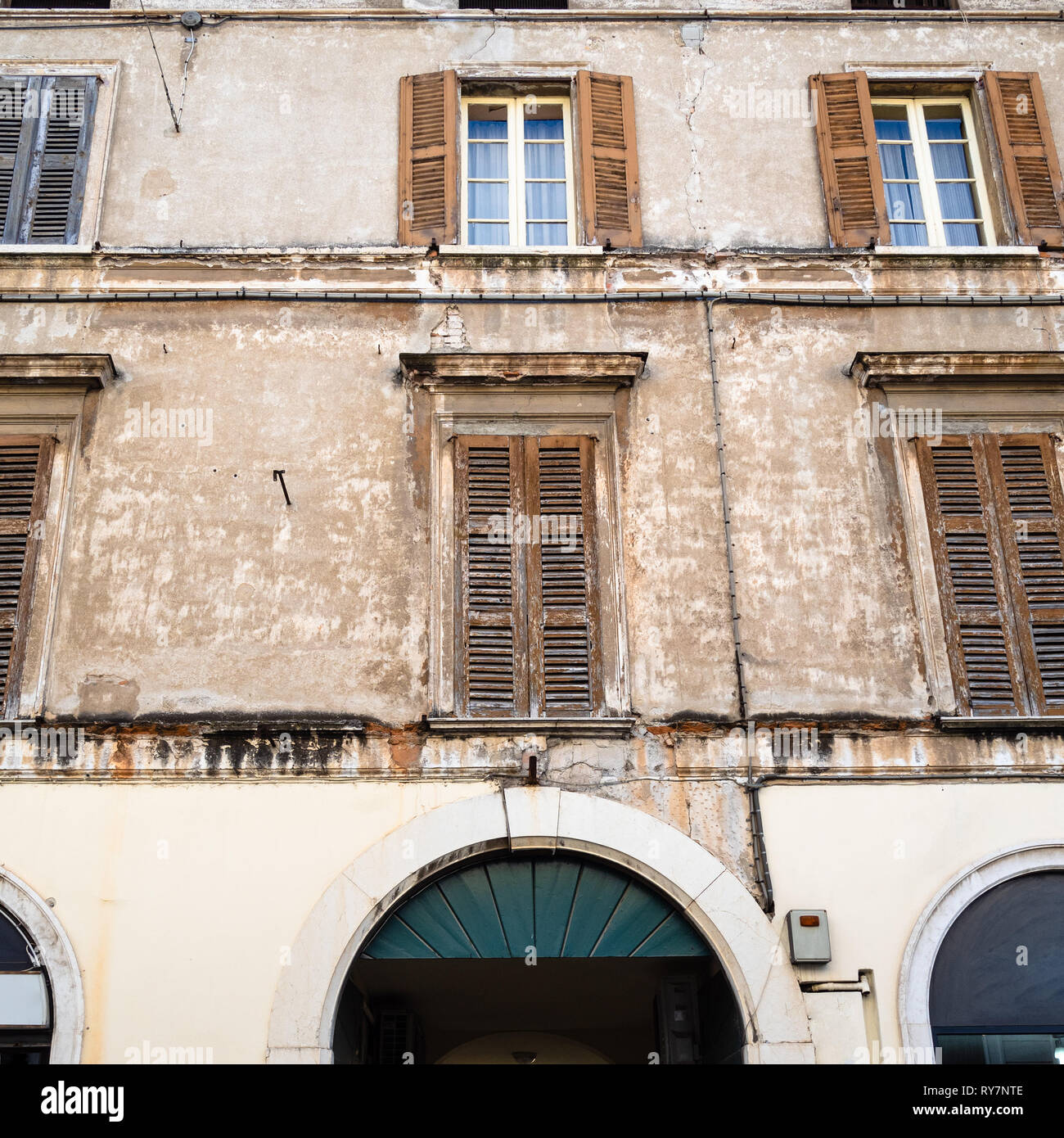 Reisen nach Italien - Fassade des schäbigen städtischen mittelalterliches Haus auf der Straße Corso Magenta in Brescia, Lombardei Stockfoto