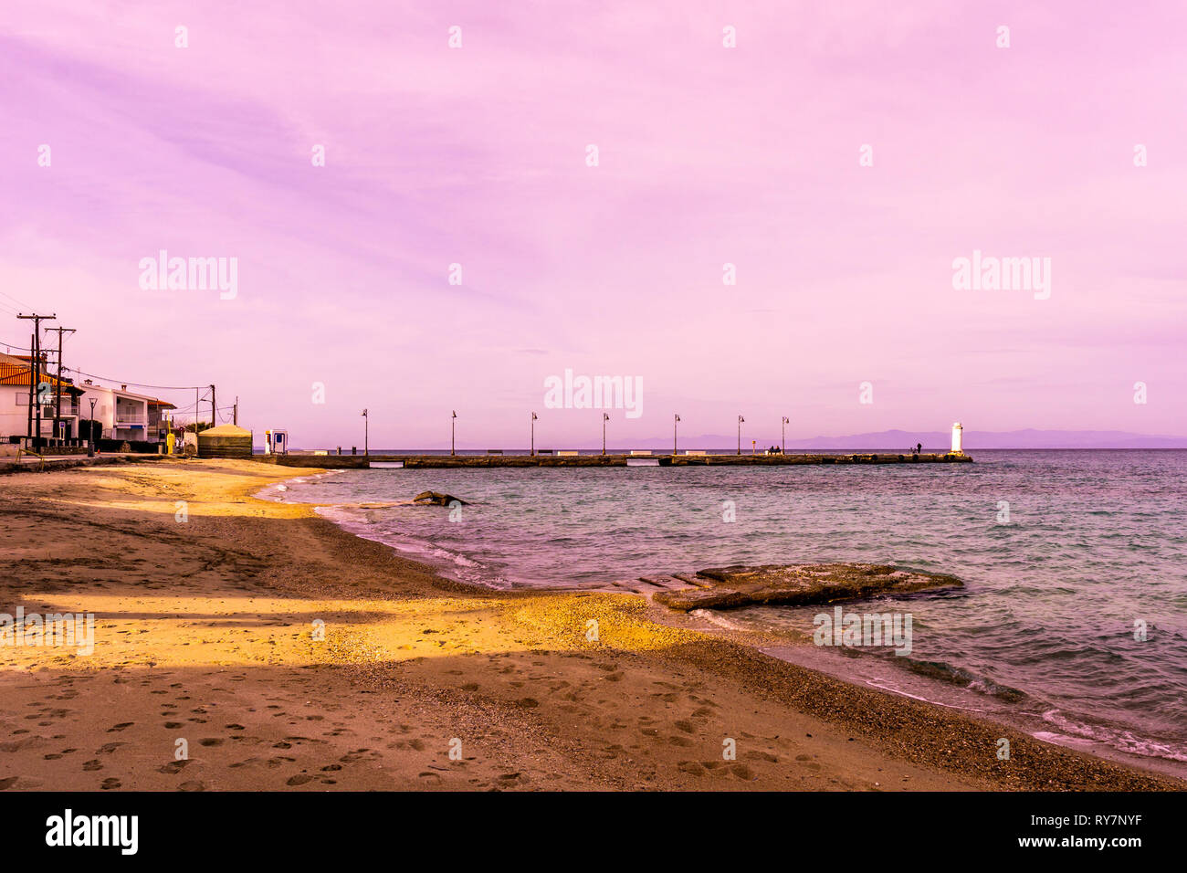 Pefkochori Promenadenstraße Sandstrand Strand Meerblick und kleinen Leuchtturm Sicht bei Sonnenuntergang Stockfoto