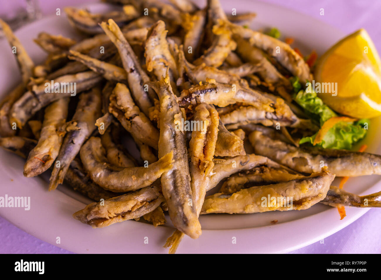 Griechische traditionelle Frittierte Sardellen Gavros Tiganitos Heap ...