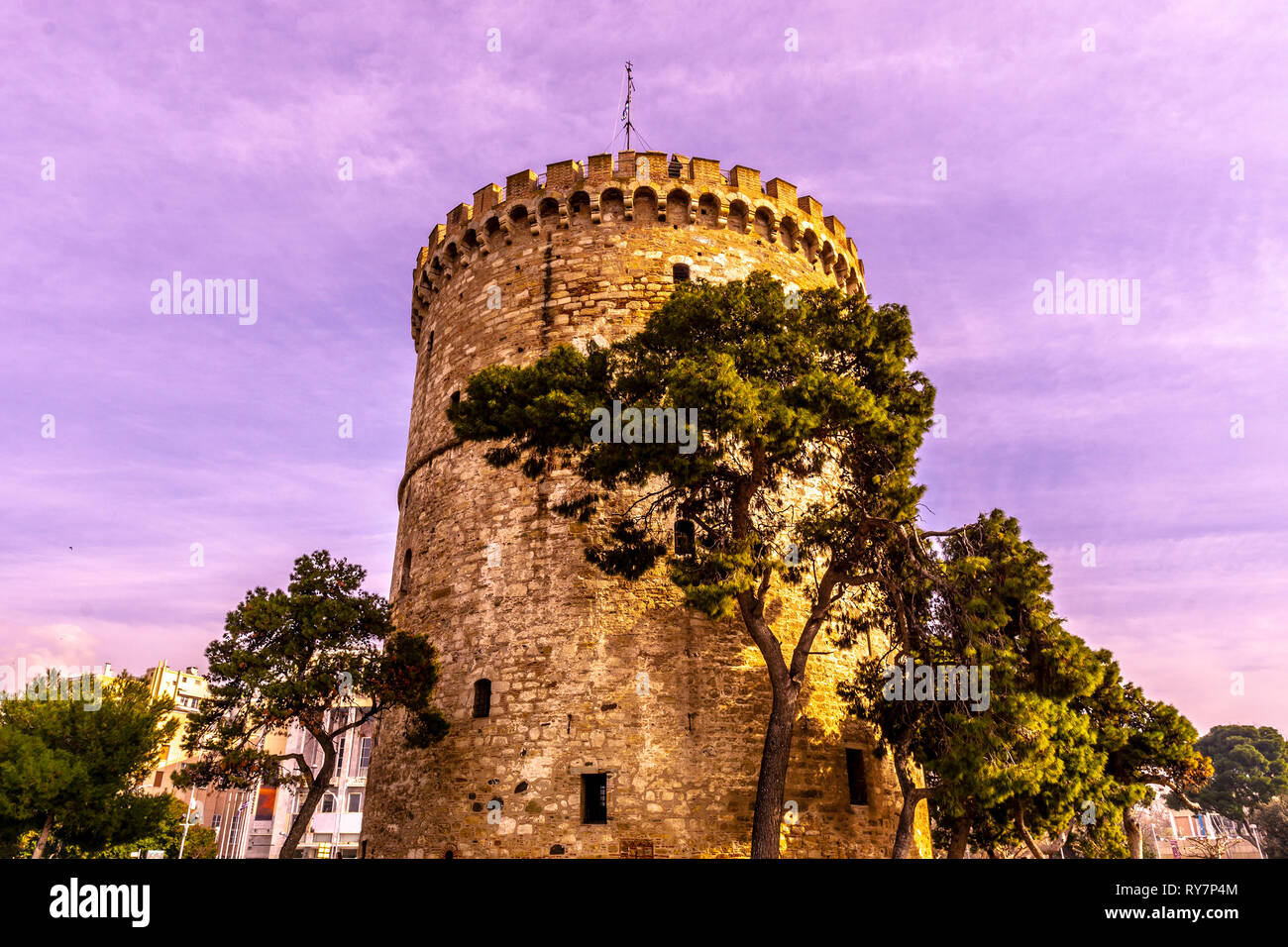 Thessaloniki Weißen Turm Frontalansicht mit Bäumen und blauer Himmel bewölkt Hintergrund Stockfoto