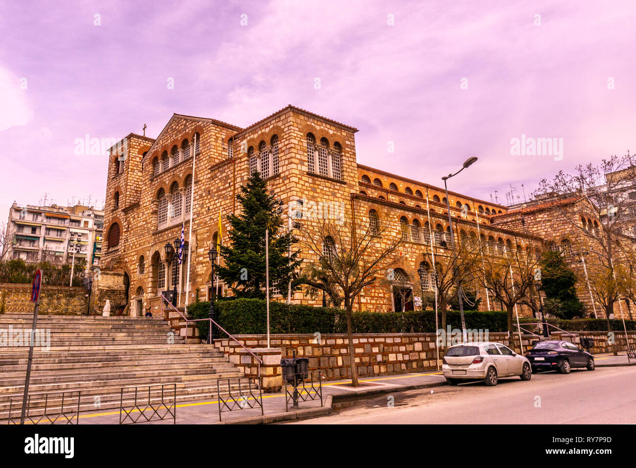 Thessaloniki Hagios Demetrios Kathedrale Seite Aussichtspunkt mit bewölktem Himmel Hintergrund im Winter Stockfoto