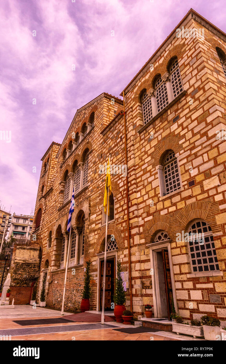 Thessaloniki Hagios Demetrios Kathedrale niedrigen Winkel Seite Aussichtspunkt mit bewölktem Himmel Hintergrund im Winter Stockfoto