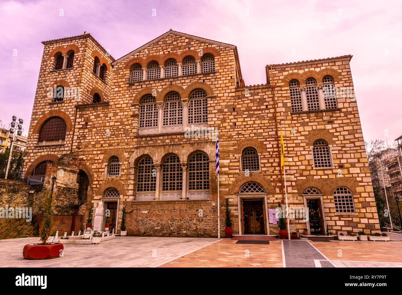 Thessaloniki Hagios Demetrios Kathedrale frontale Sicht mit bewölktem Himmel Hintergrund im Winter Stockfoto
