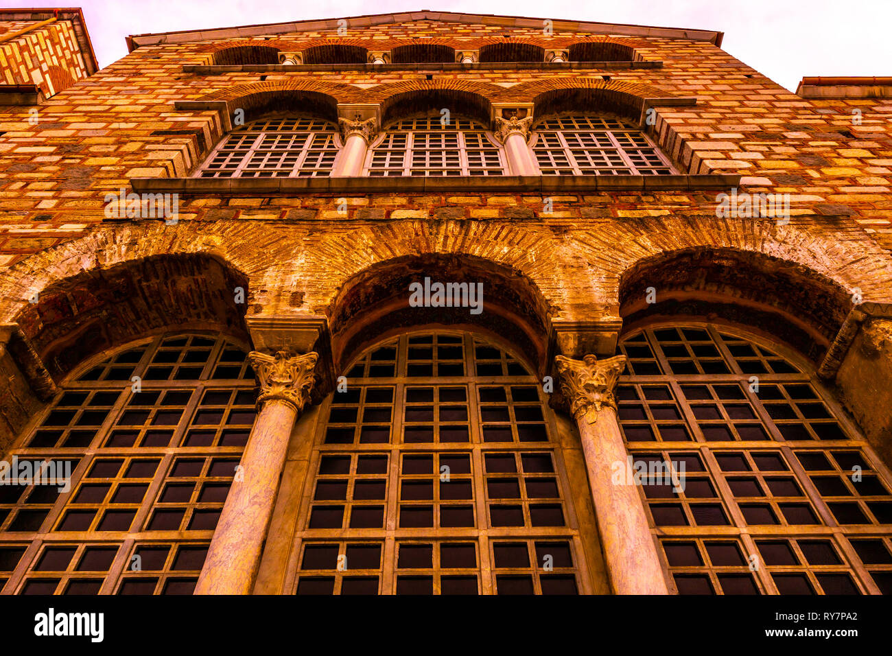 Thessaloniki Hagios Demetrios Kathedrale niedrigen Winkel Aussichtspunkt mit bewölktem Himmel Hintergrund im Winter Stockfoto