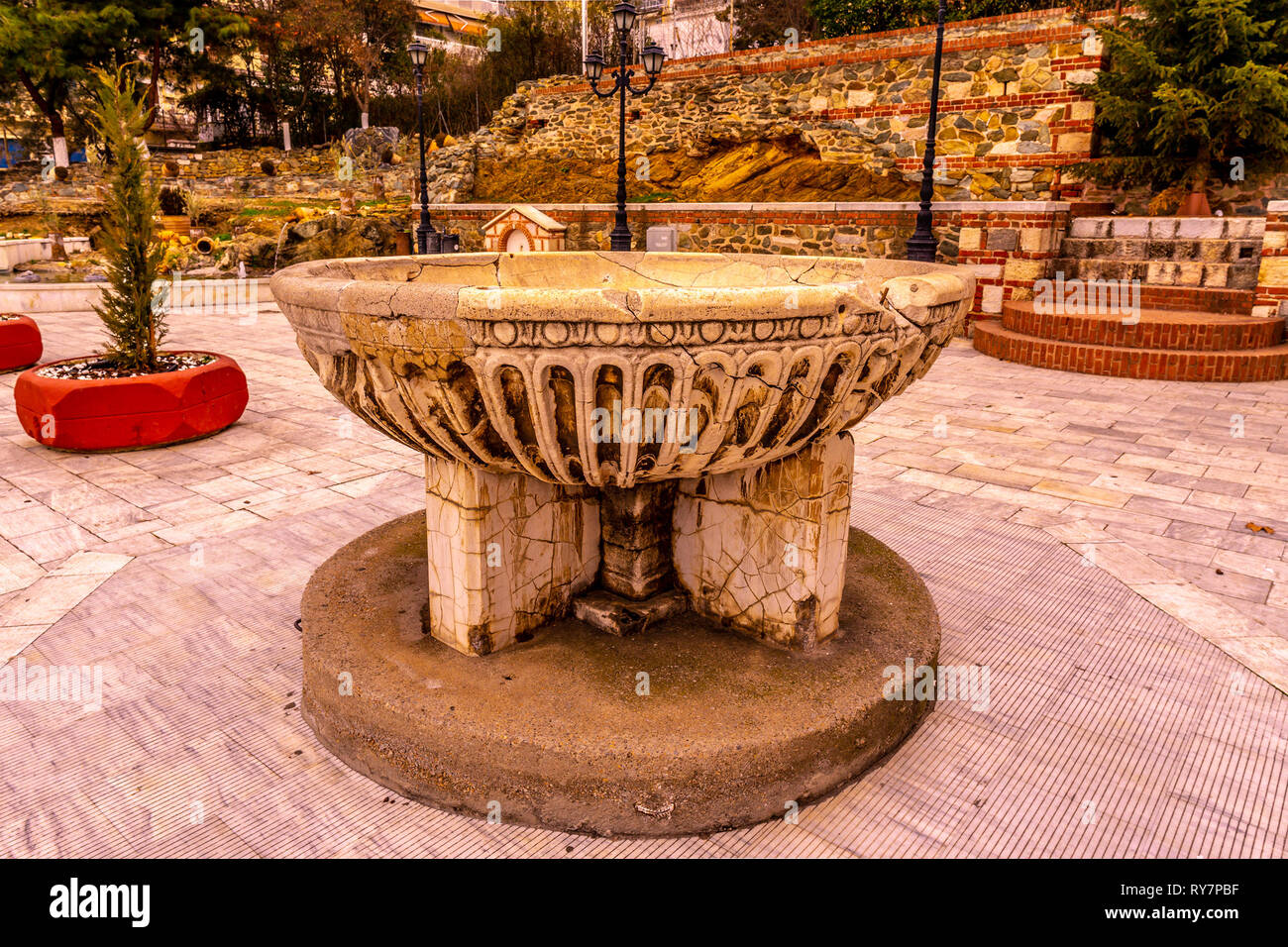 Thessaloniki Hagios Demetrios Kathedrale Outdoor steinerne Taufbecken Stockfoto