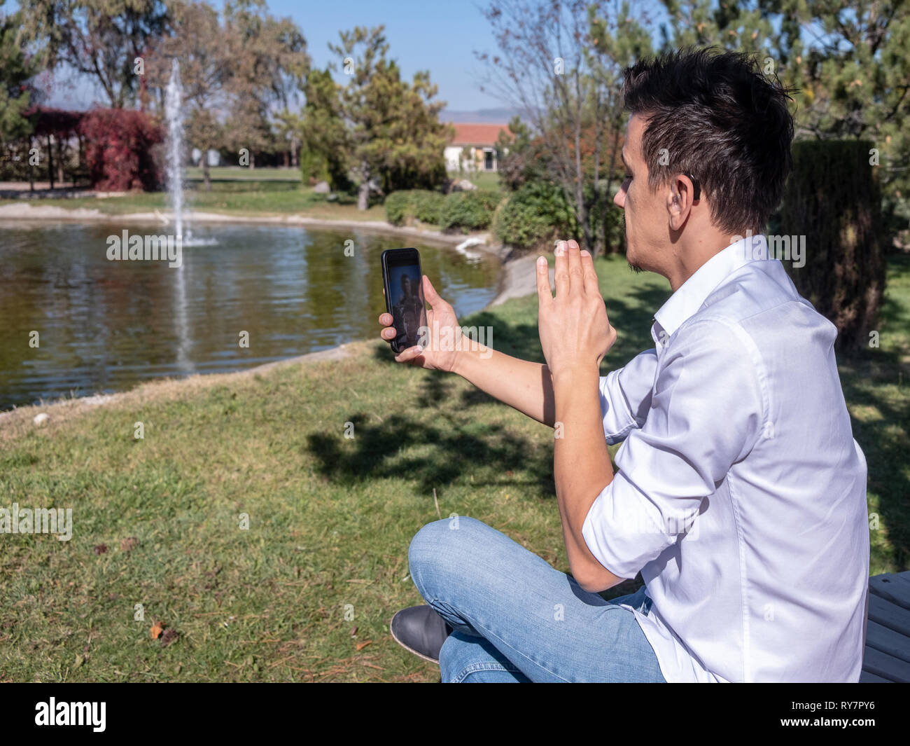 Junge mit Gebärdensprache an smart phone Kommunikation Stockfoto