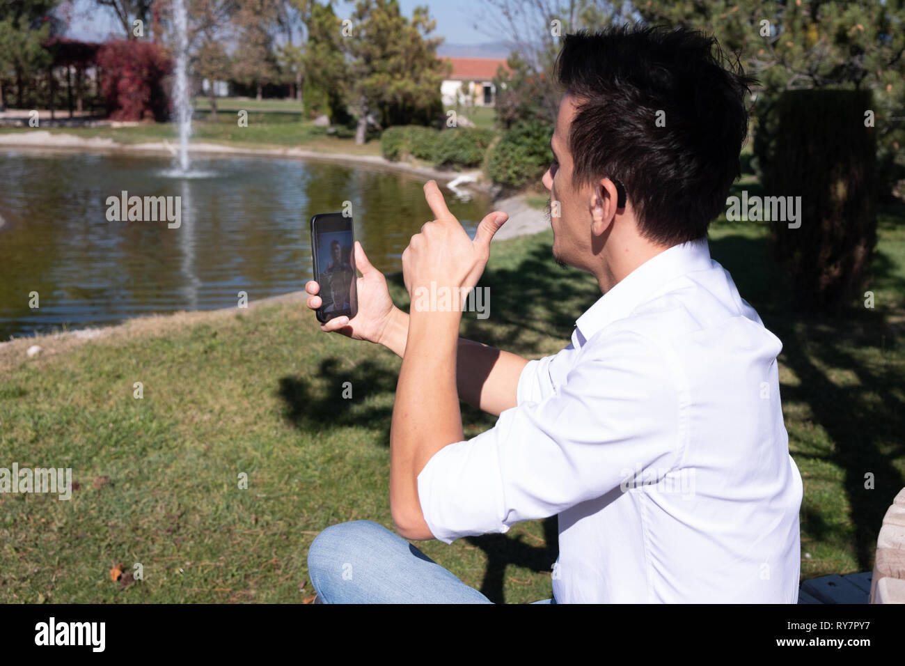 Junge mit Gebärdensprache an smart phone Kommunikation Stockfoto