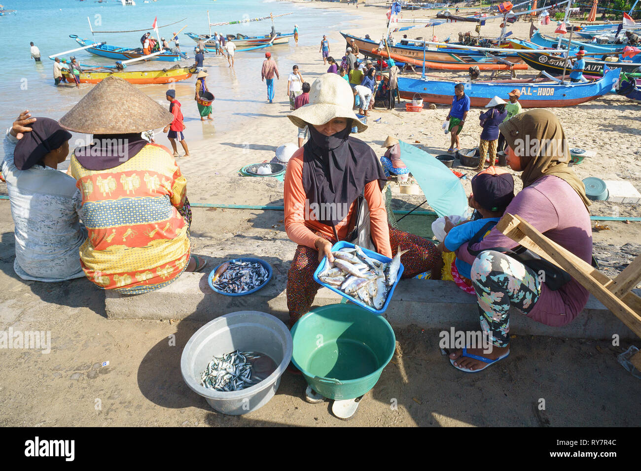 Bali Indonesien Apr 5, 2016: Balinesische Frau verkaufen frischen Fisch an der Jimbaran Dorf auf der Apr 5, in Bali, Indonesien 2016. Jimbaran Dorf ist unter den berühmten Stockfoto