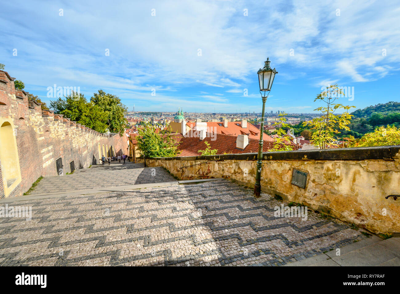 Das alte Schloss Treppe oder Stare zamecke schody direkt zur Prager Burg Tor in Prag, Tschechische Republik Stockfoto