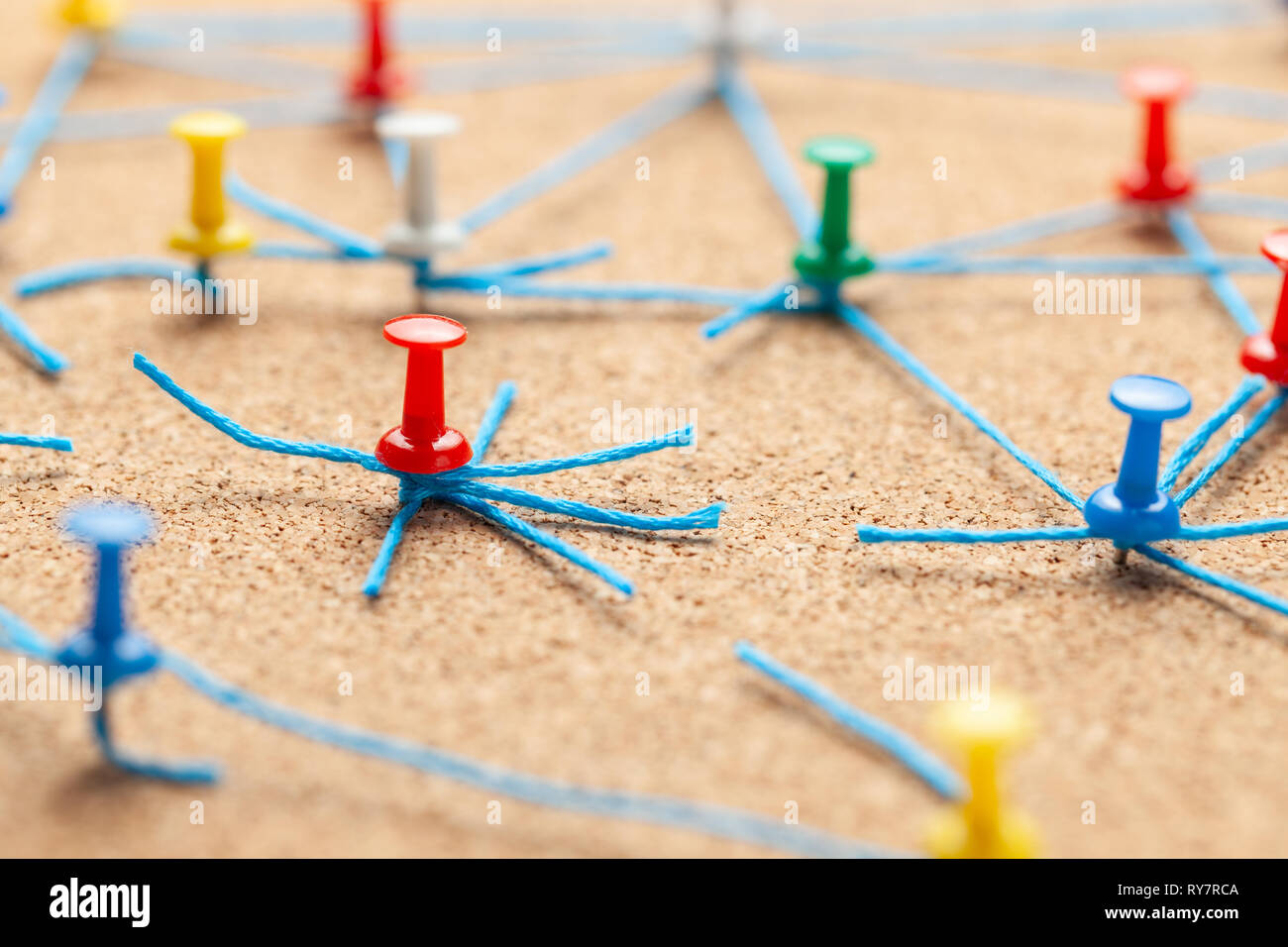 Business Team. Der Abstand zwischen Personen zu kontaktieren. Entlassung der Mitarbeiter. Blau Gewinde stifte und unterbrochene Verbindung zwischen Mitarbeiter und Team. Stockfoto