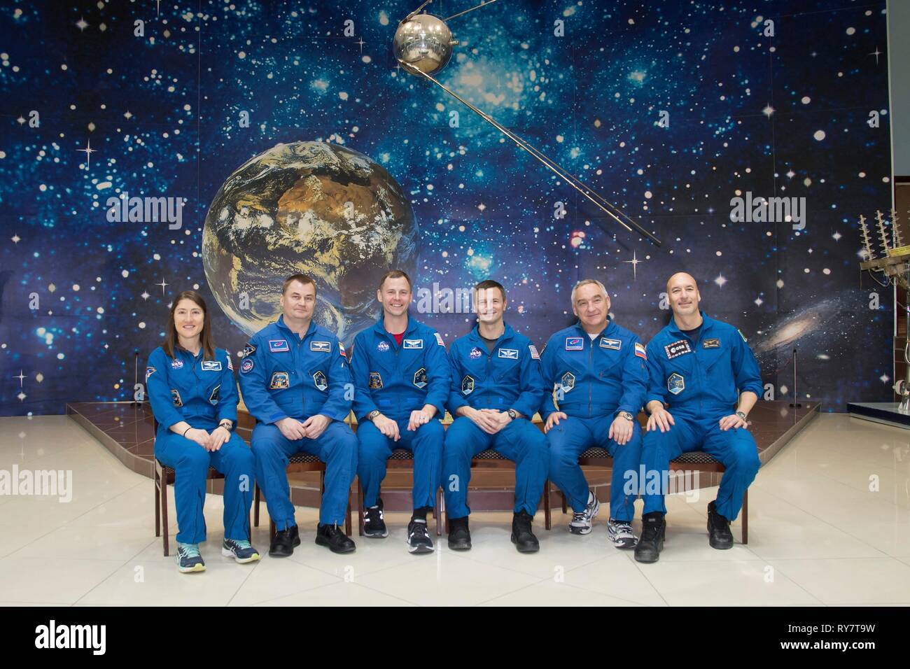 Internationale Raumstation ISS Expedition 59 Prime und Backup Crew Mitglieder posieren für ein Gruppenfoto auf dem Kosmodrom Baikonur 12. März 2019 in Baikonur, Kasachstan. Von links nach rechts sind die wichtigsten Besatzungsmitglieder: Christina Koch der NASA, Alexey Ovchinin von Roskosmos und Nick Haag der NASA, der backup Crewmitglieder: Zeichnete Morgan der NASA, Alexander Skvortsov von Roskosmos und Luca Parmitano der Europäischen Weltraumorganisation. Expedition 59 Crew starten 14. März an Bord der Sojus MS-12 Raumfahrzeug für eine sechs-und-ein-halb Monat Mission auf der Internationalen Raumstation. Stockfoto