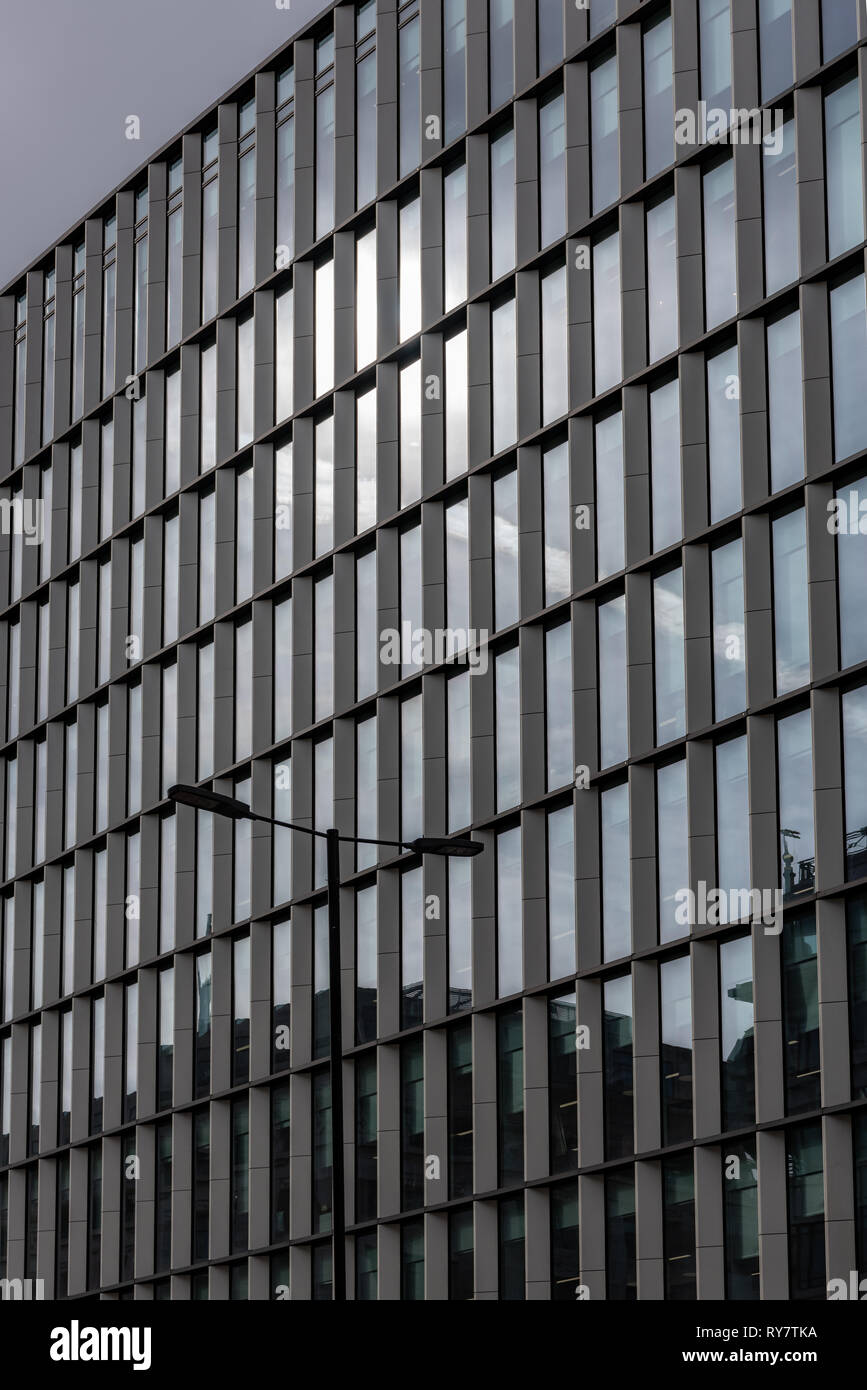 Ein Glas curtainwall sieht aus wie eine transparente Rahmen Stockfoto