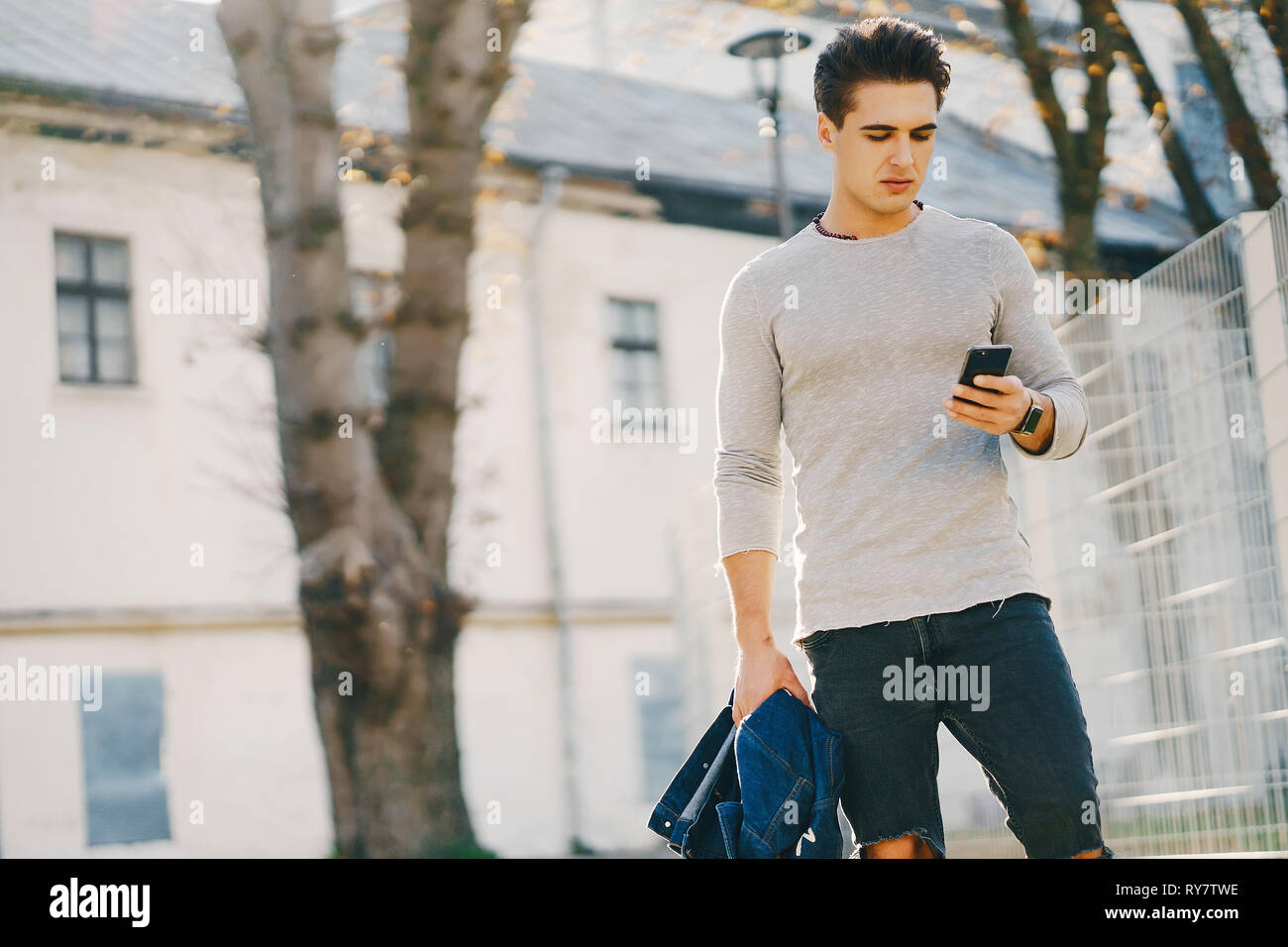 Stilvolle Kerl in der Stadt Stockfoto