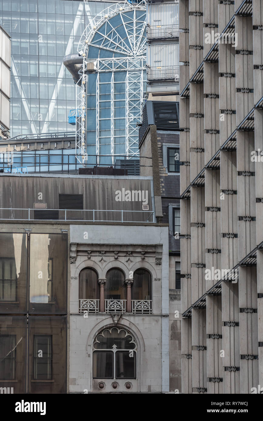 Die Kurven der fururistic Lloyds Versicherung Gebäude erscheinen die italienischen Balkon des Bürogebäudes unter nachzuahmen. Stockfoto