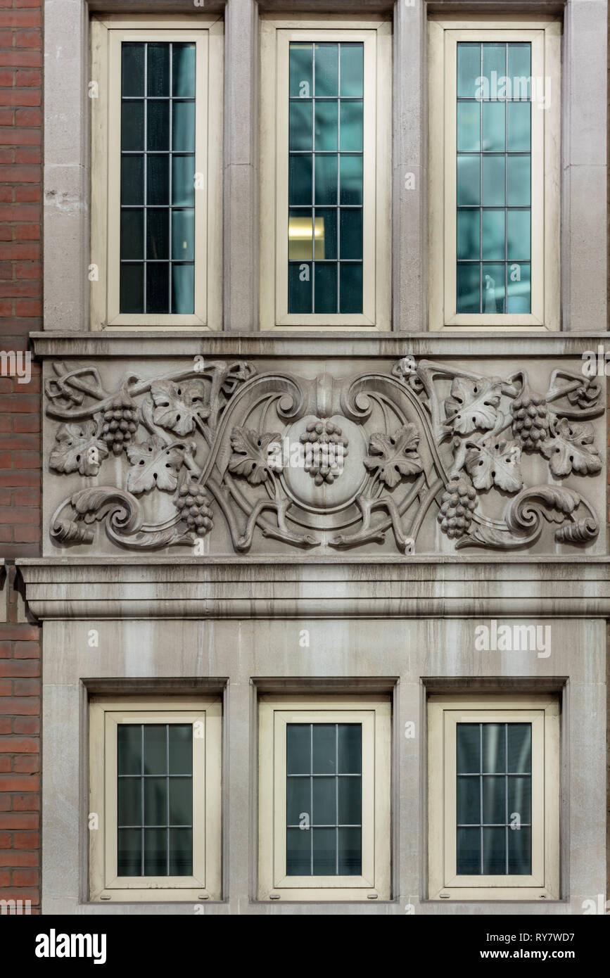 Reich verzierte Reliefs verziert ein Büro im Osten Billig, City of London Stockfoto