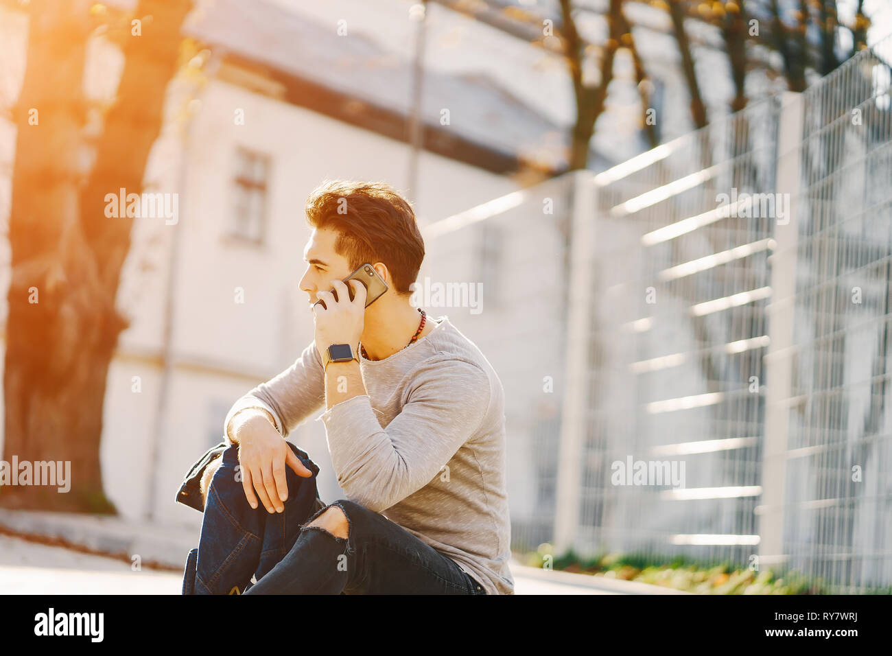 Stilvolle Kerl in der Stadt Stockfoto