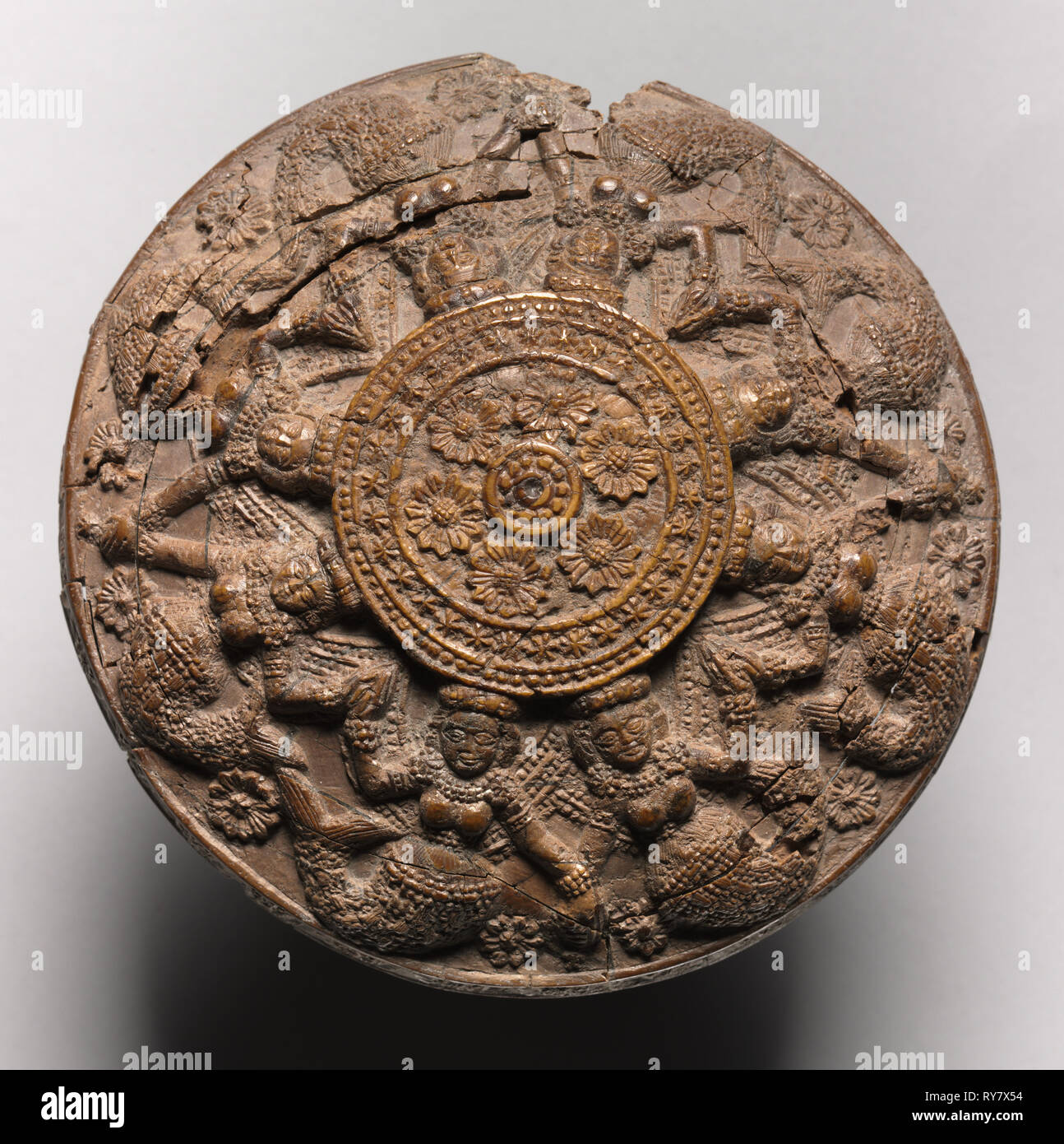 Roundel mit Meerjungfrauen und Lotus, 200 - 1 BC. Indien, Chandraketugarh, Shunga Zeitraum, 2. - 1. vorchristlichen Jahrhundert. Elfenbein; Durchmesser: 10.5 cm (4 1/8 in.); insgesamt: 2,5 cm (1 in. Stockfoto