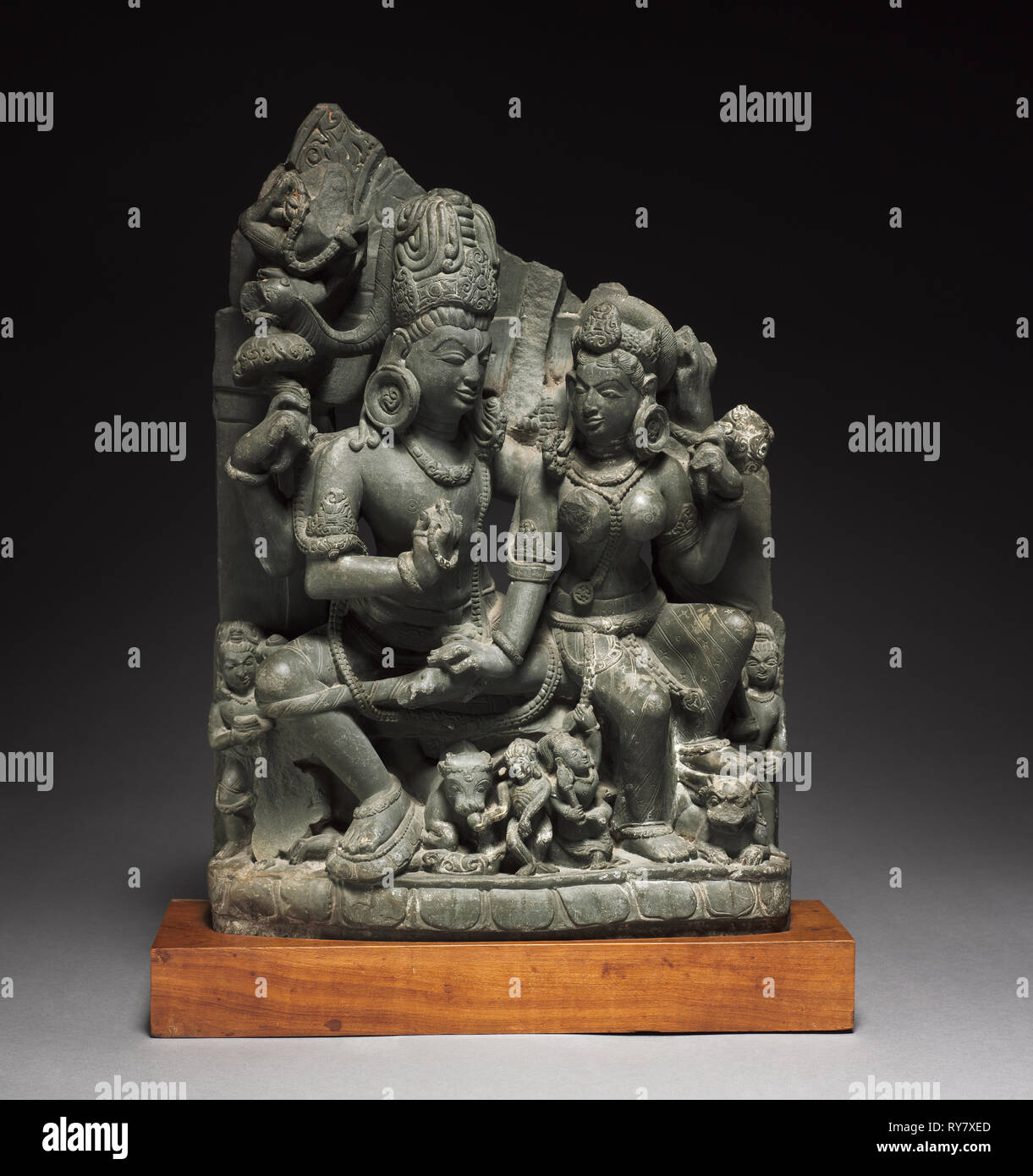 Shiva und Parvati (Uma-Mahesvara), 900 s. Nordindien, Uttaranchal, Almoral, 10. Jahrhundert. Grünlich-grauer Schiefer; insgesamt: 48 x 34 x 14,5 cm (18 7/8 x 13 3/8 x 5 11/16 in Stockfoto