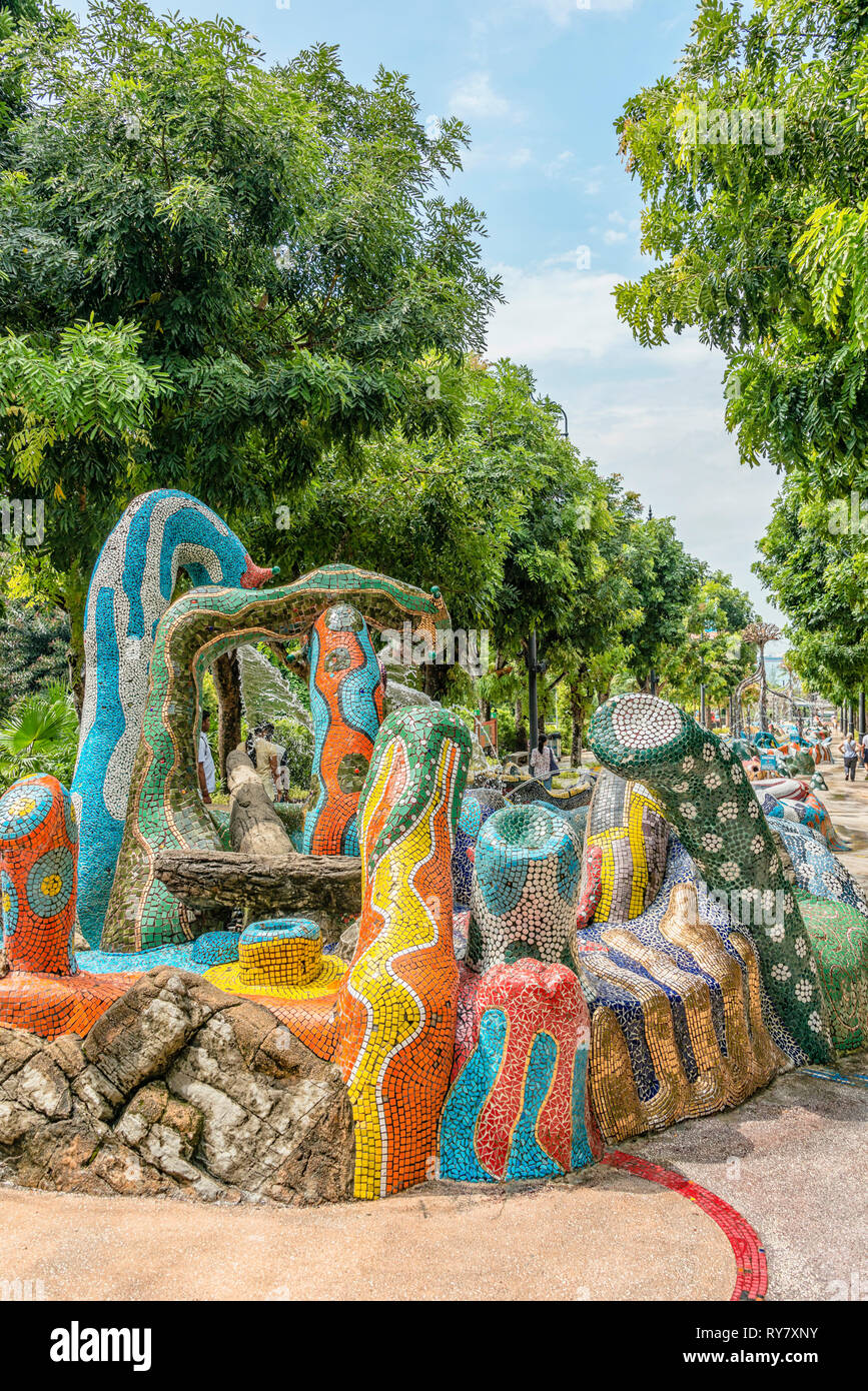 Brunnen im Gaudi-Stil am Merlion Walk auf der Insel Sentosa, Singapur Stockfoto