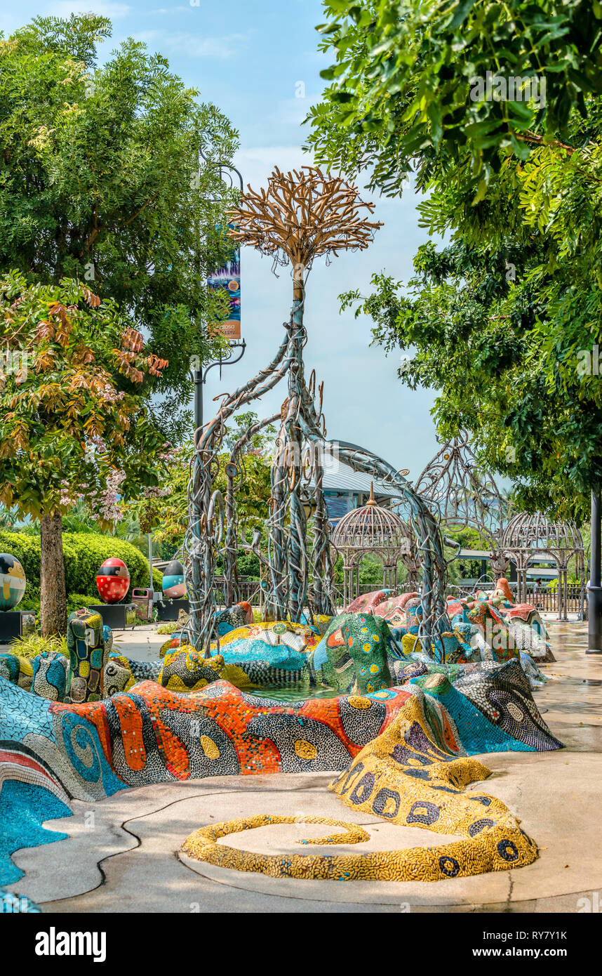 Brunnen im Gaudi-Stil am Merlion Walk auf der Insel Sentosa, Singapur Stockfoto