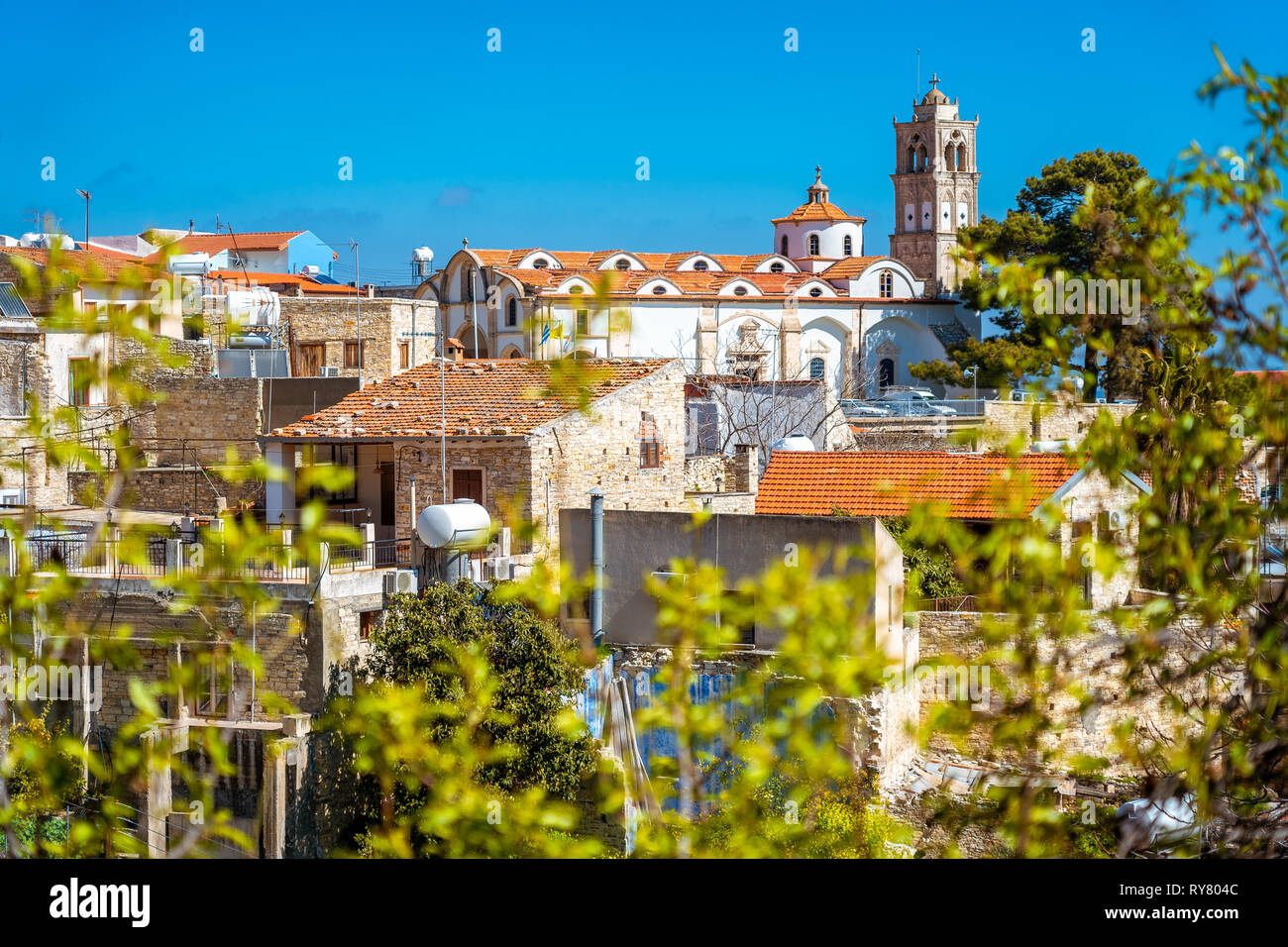 Herrliche Aussicht auf den berühmten Wahrzeichen Reiseziel tal Pano Lefkara Dorf, Larnaca, Zypern durch keramische Fliesen- Haus Dächer und Griechisch-orthodoxen bekannt Stockfoto