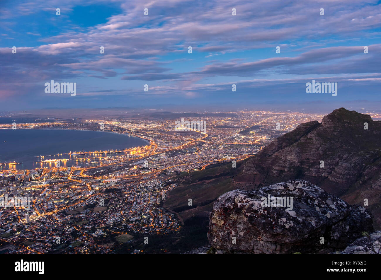 Die Devils Peak und Stadt Kapstadt vom Tafelberg bei Sonnenuntergang, Cape Town, Western Cape, Südafrika Stockfoto
