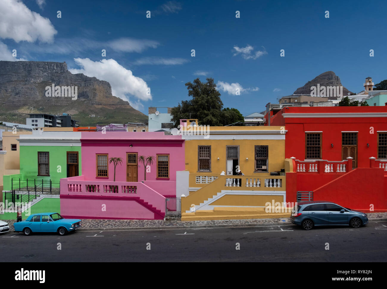 Die bunten Häuser von Bo Kaap mit Tafelberg und der Lions Head hinter, Cape Town, Western Cape, Südafrika Stockfoto