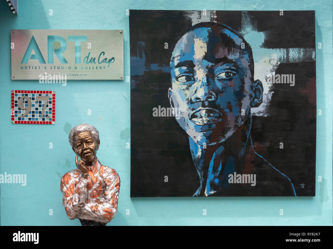 Von außen ein Künstler Studio Shop mit einem Bildnis von Nelson Mandela, Bo Kaap, Cape Town, Western Cape, Südafrika Stockfoto