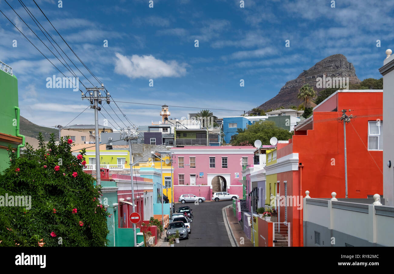 Die bunten Häuser von Bo Kaap mit Lions Head Berg hinter, Cape Town, Western Cape, Südafrika Stockfoto