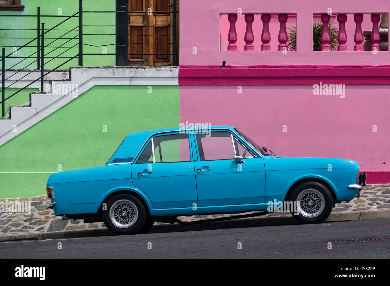 Alte blaue Ford Cortina Auto vor Bunten Häusern von Bo Kaap, Cape Town, Western Cape, Südafrika Stockfoto