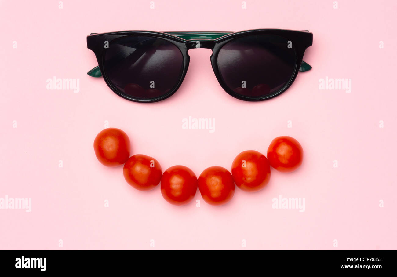 Kreative Sommer minimalen Hintergrund mit Sonnenbrille. Flach Konzept in hellen Pastelltönen, Stockfoto